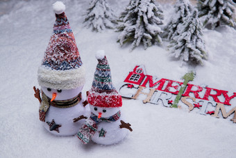 圣诞节雪人彩色图片前景对焦摄影图