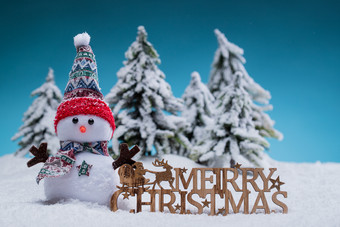 雪地圣诞树圣诞雪人彩色图片