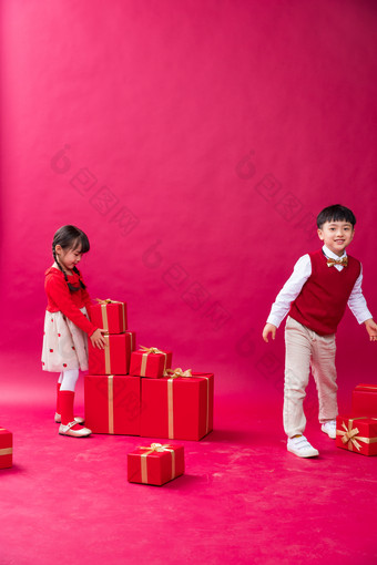快乐儿童拿着新年礼物中国人摄影图