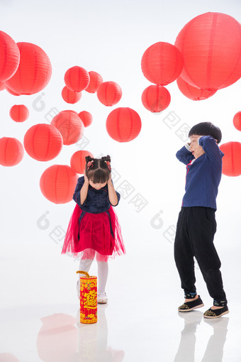 红灯笼下<strong>放鞭炮</strong>的快乐男孩和女孩气球高清图片