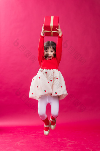 快乐的小女孩过新年节日高清图片