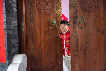 站在大门口的小男孩中国相片