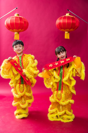 春节舞狮模仿传统庆典拍摄