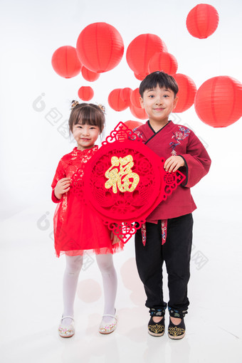快乐儿童拿着福字庆祝新年传统庆典高清图片
