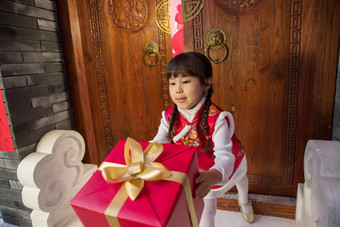 快乐女孩拿新年礼物中国元素摄影图