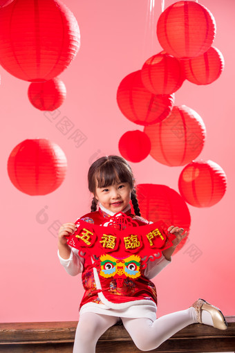过新年的快乐女孩中国元素照片