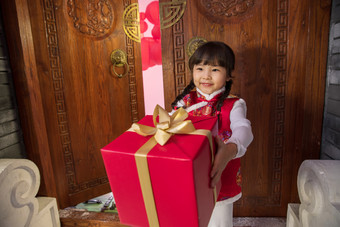 快乐女孩拿新年礼物中国人