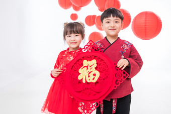 快乐儿童拿着福字庆祝新年中国人