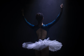 跳芭蕾舞舞者优雅图片视觉效果非凡的场景