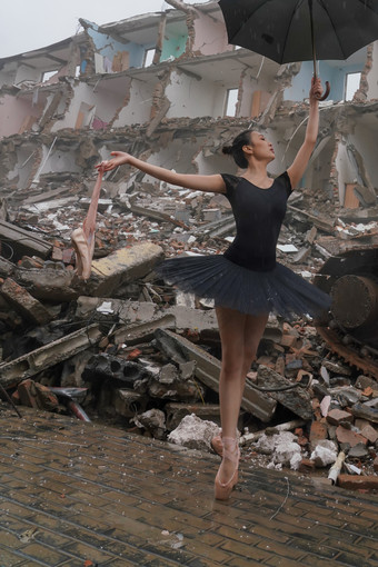 芭蕾舞者废墟头发向后梳锻炼图片