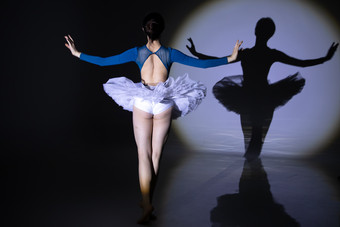 跳芭蕾舞美女裙子户内活力摄影图