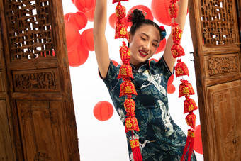 快乐女人拿着中国结过新年中国拍摄