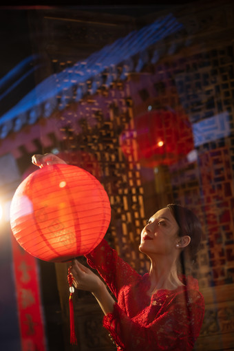 年轻女人挂红灯笼愿望庭院