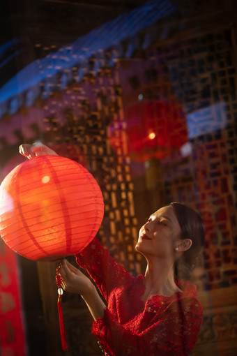 年轻女人挂红灯笼传统庆典摄影