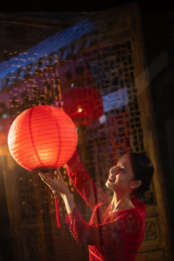 年轻女人挂红灯笼祝福拍摄