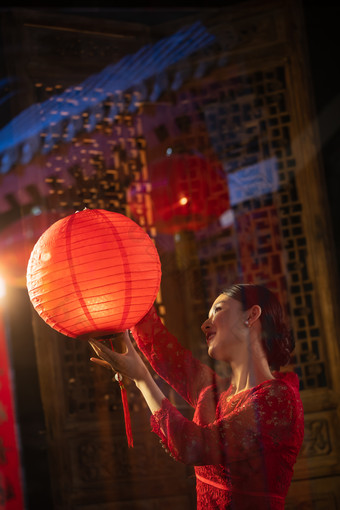 年轻女人挂红灯笼幸福相片