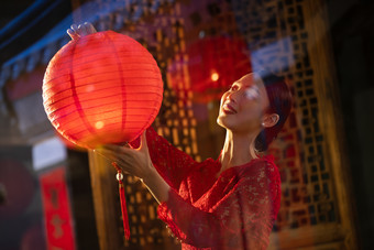 年轻女人挂红灯笼透明东亚照片