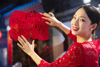 春节贴窗花反射中国文化休闲镜头