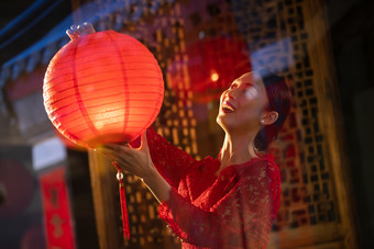 年轻女人挂红灯笼古典式气氛东方高清图片