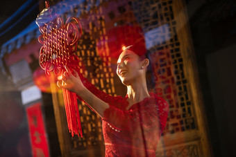 年轻女人过年挂中国结古典风格摄影图