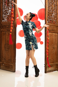 快乐女人拿着中国结过新年中国结拍摄