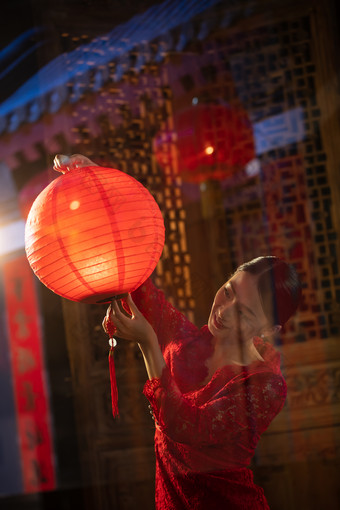 年轻女人挂红灯笼布置传统文化摄影