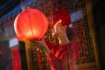 年轻女人挂红灯笼透明气氛乐趣照片