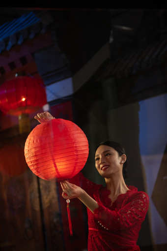 年轻女人挂红灯笼祝福东亚高清图片