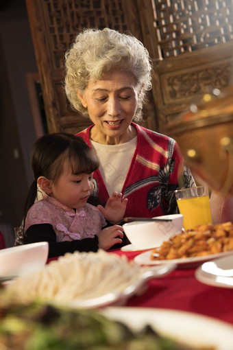 祖母和小孙女一起用餐聚餐高清图片