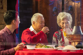 年夜饭家庭老年夫妇喜庆火锅相片