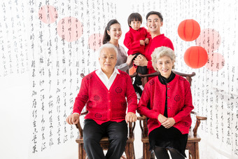 春节全家福五个人户内站着照片