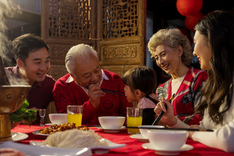 新年三代同堂团圆聚餐食物相片