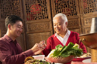 家庭<strong>年夜饭</strong>青年男人成年人摄影图