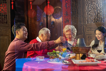 年夜饭家庭祖母春节摄影图