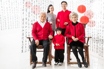 春节家庭五个人快乐影棚拍摄镜头