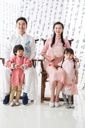 中式服装家庭垂直构图白色场景