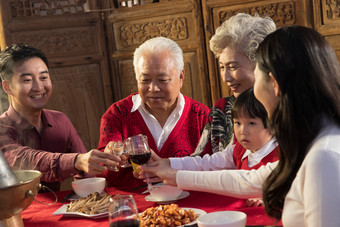 <strong>年夜饭</strong>家庭五个人过年愉悦照片