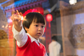 过新年的小男孩中国元素镜头