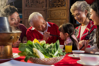 年夜饭三代同堂五个人聚餐青年夫妇拍摄