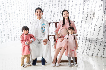 中式服装家庭女孩两个孩子的家庭