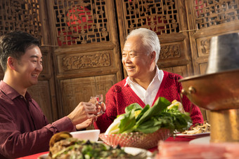 新年年夜饭青年男人成年人镜头