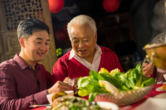 家庭年夜饭<strong>聚餐</strong>中国享乐摄影图