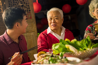 新年年夜饭亲情摄影图