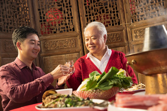 新年年夜饭青年<strong>男人照片</strong>