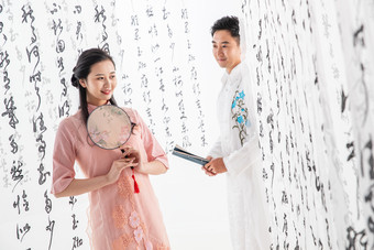 青年夫妇中式复古户内旗袍摄影图