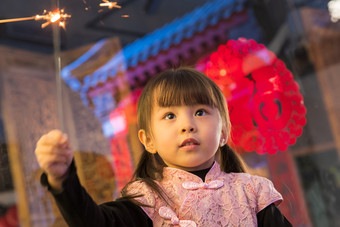 新年女孩东方庭院新年前夕摄影图