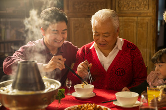 家庭年夜饭庆祝乐趣镜头