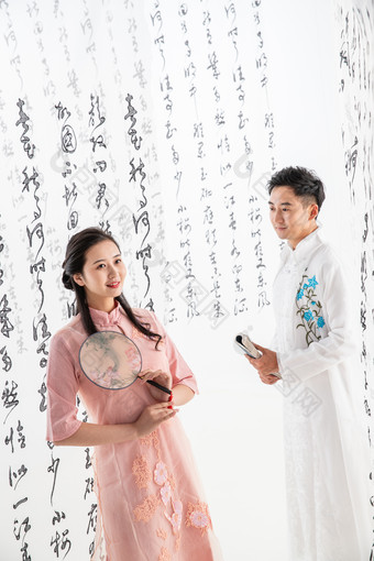 青年夫妇中式复古传统节日<strong>中国元素</strong>传统摄影图