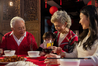 年夜饭三代同堂聚餐温馨