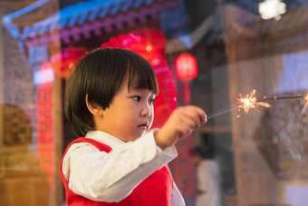 过新年的小男孩好奇心